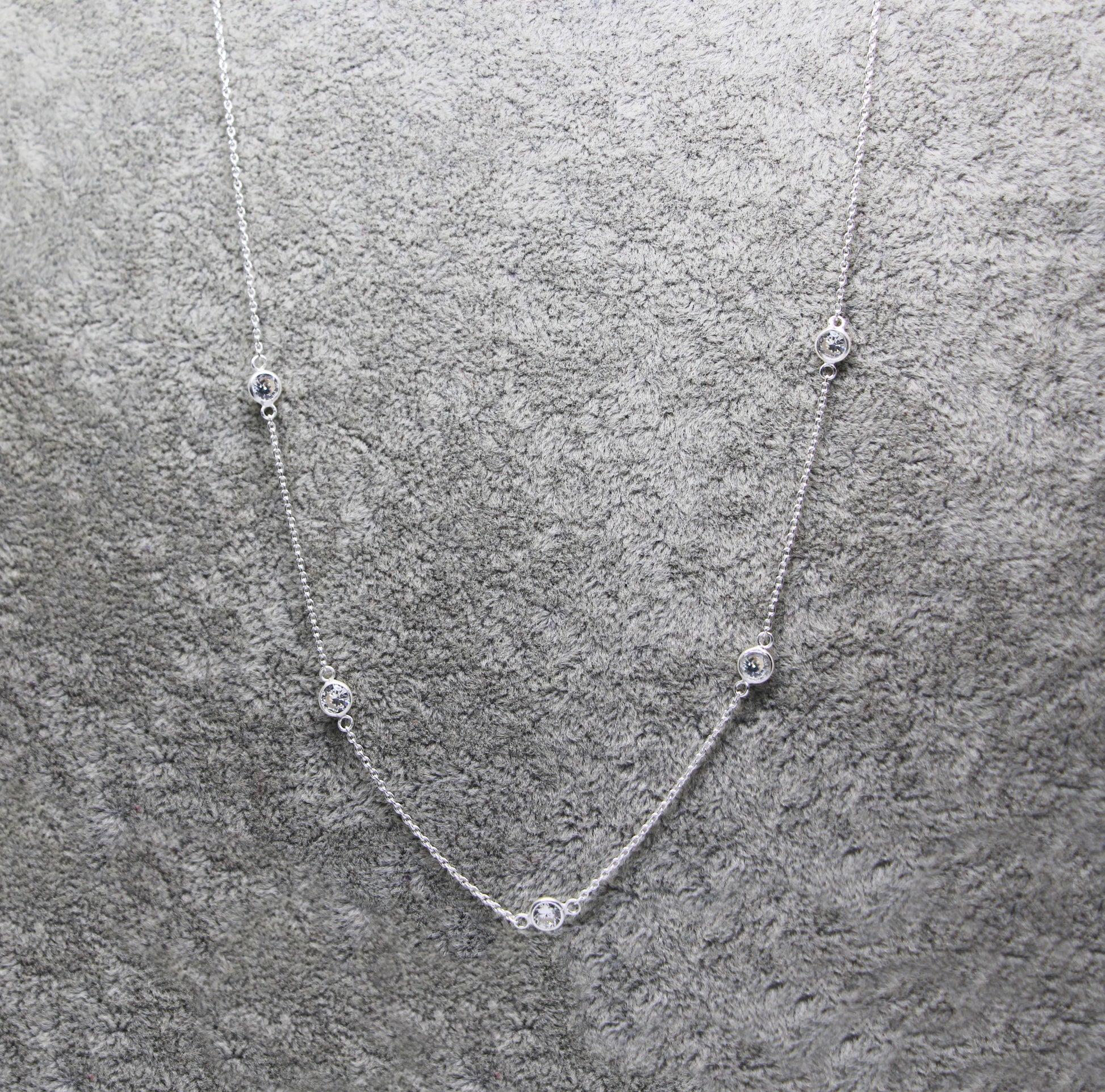 Lantisor Argint 925 cu 5 Pietricele Zirconiu