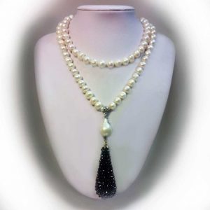 Colier cu pietre onix si perle albe