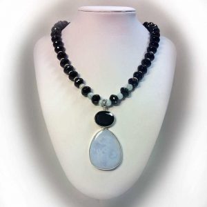 Colier cu pietre onix si pandant calcedonie 