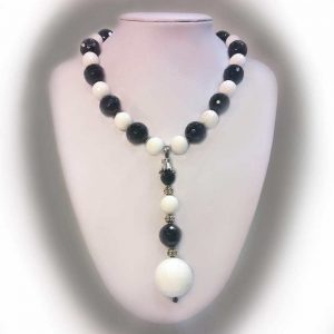 Colier cu pietre onix si pandant agate albe