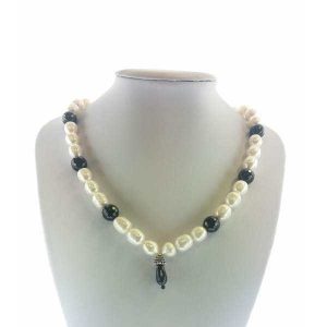 Colier cu pietre onix si perle albe
